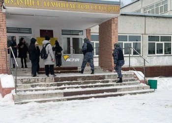 Гимназию №9 в Новосибирске оцепили силовики