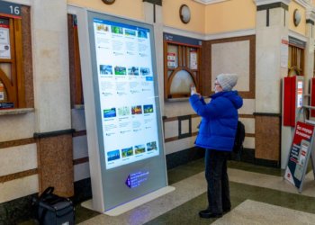 На пригородном вокзале Новосибирска открыли интерактивный киоск для туристов