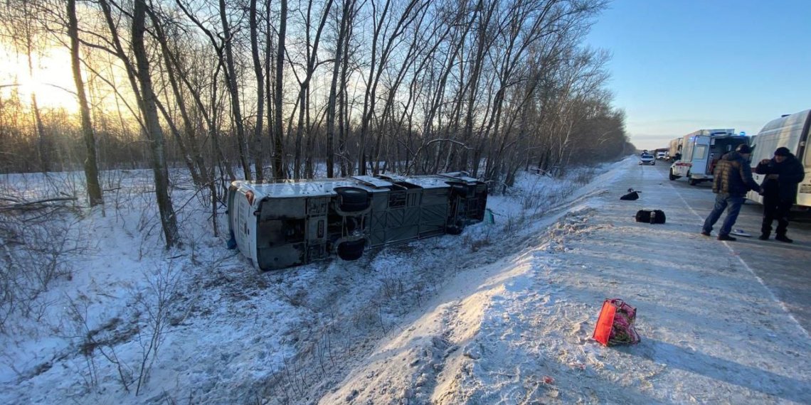 Пассажирский автобус столкнулся с грузовиком на трассе под Новосибирском