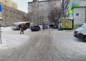 Автомобиль без водителя сбил пенсионерку в Новосибирске