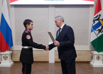 Губернатор Андрей Травников наградил участников поискового движения