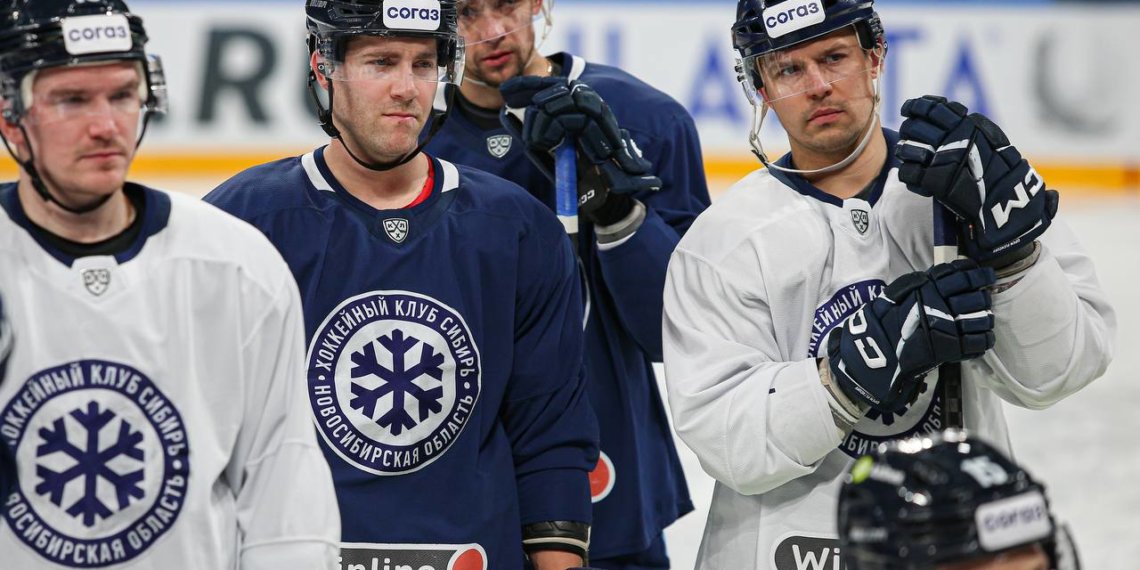 Новосибирские хоккеисты будут раздавать автографы 14 декабря