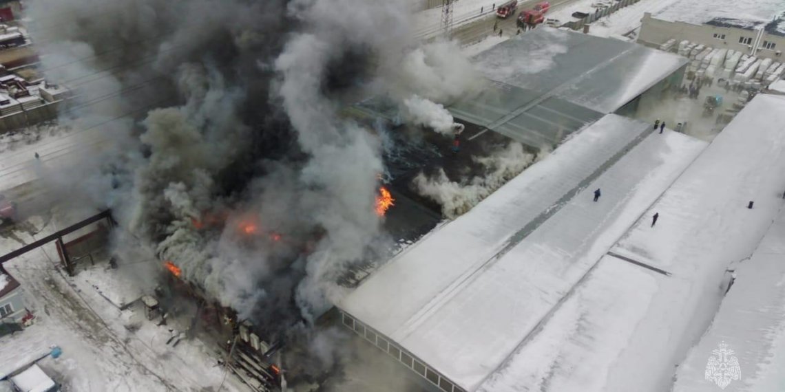 Склад со стройматериалами горит в Барнауле