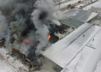 Склад со стройматериалами горит в Барнауле
