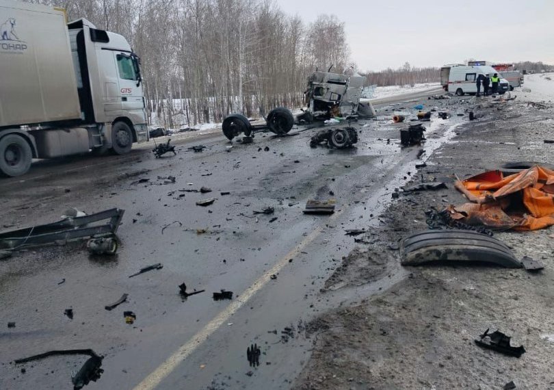 На трассе под Новосибирском водитель фуры погиб в лобовом ДТП с встречным грузовиком