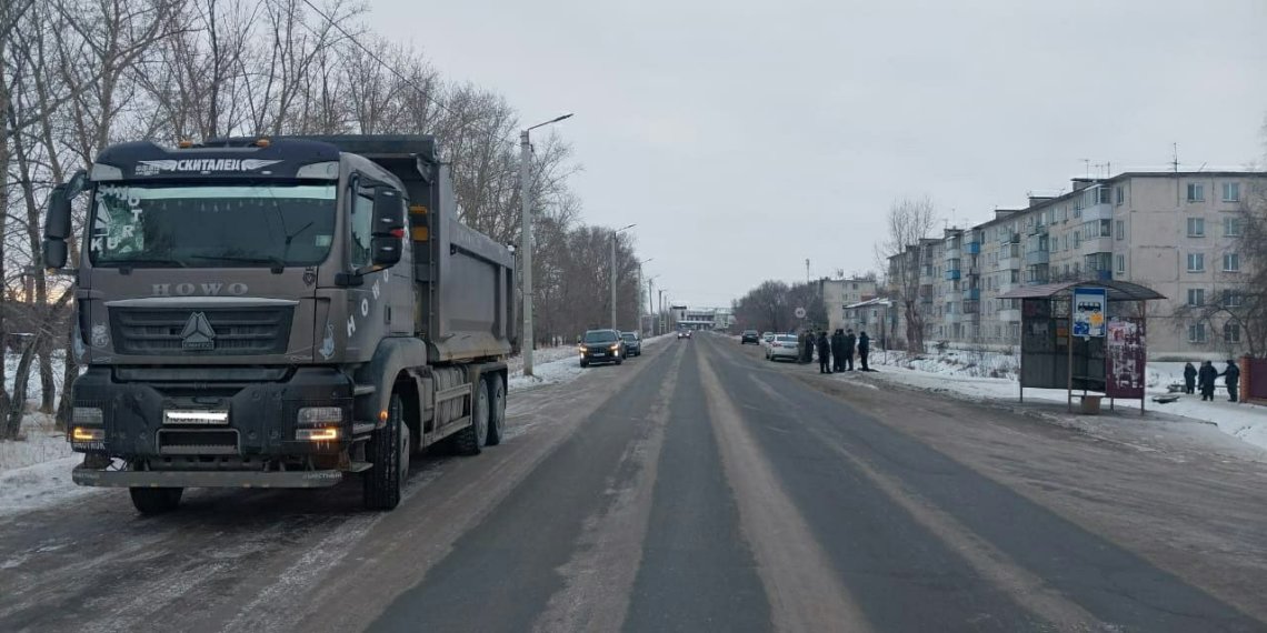 Роковой поворот: грузовик задавил мужчину на перекрестке в Коченевском районе
