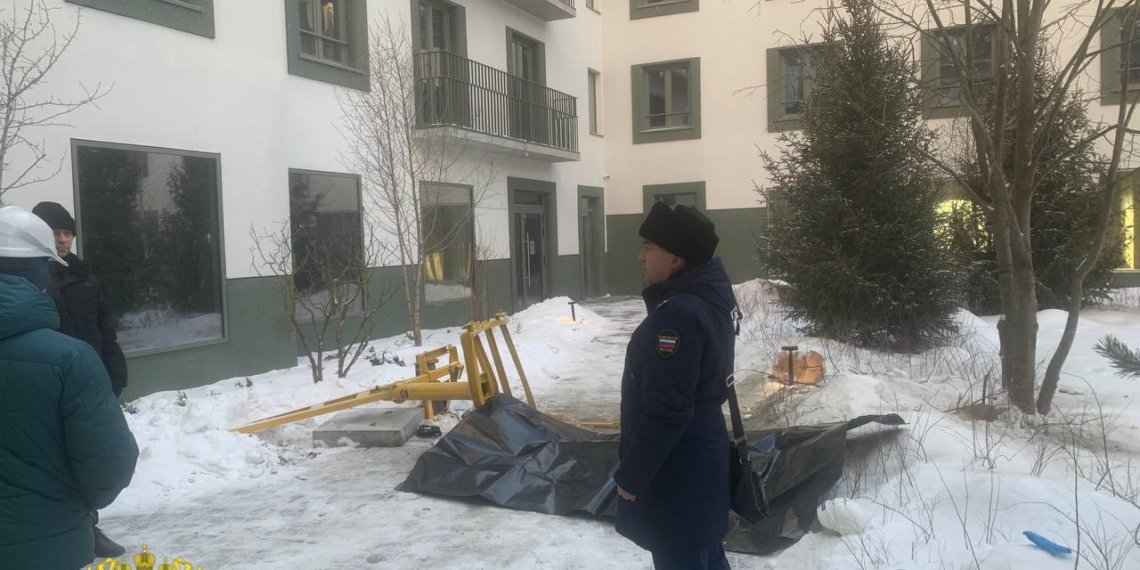 Двое мужчин упали с крыши на стройке в Новосибирске