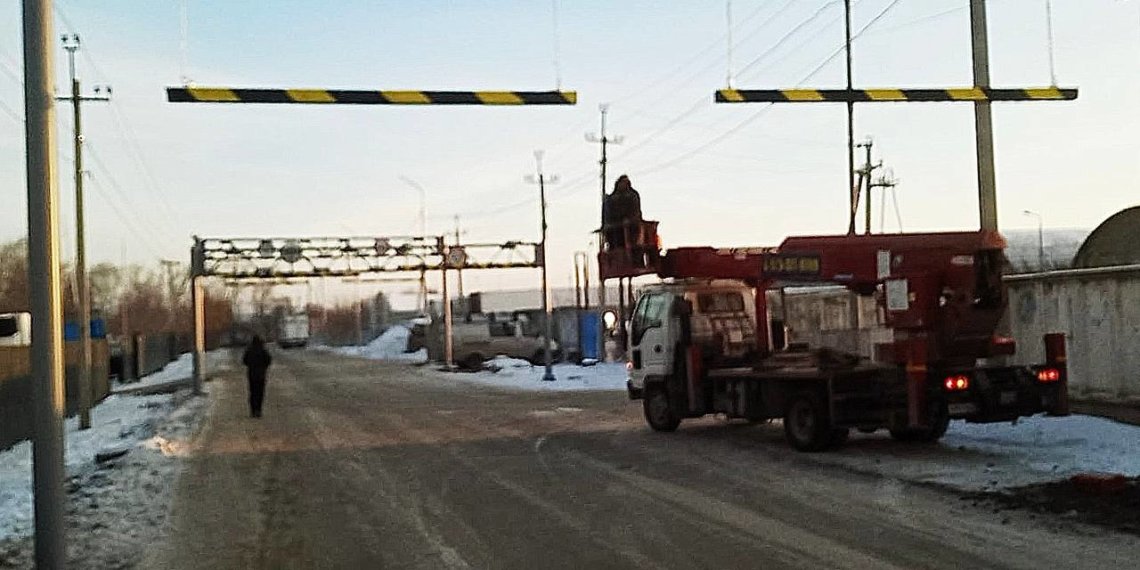 Взять количеством: сразу три ограничителя для фур установили на Хилке в Новосибирске