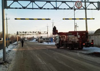 Взять количеством: сразу три ограничителя для фур установили на Хилке в Новосибирске