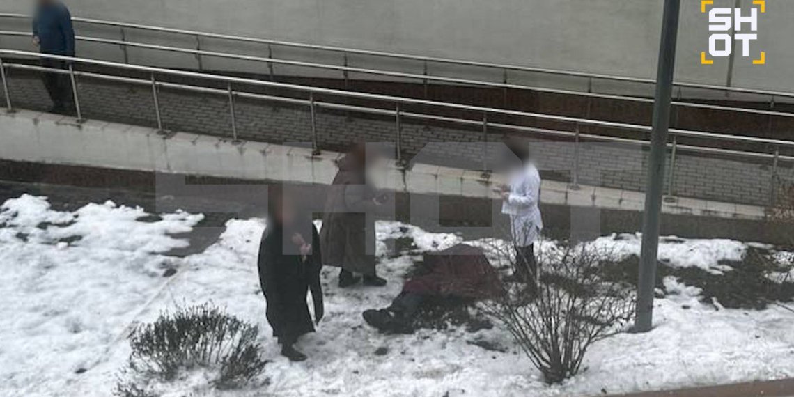Девятиклассник выпал из окна школы в Москве
