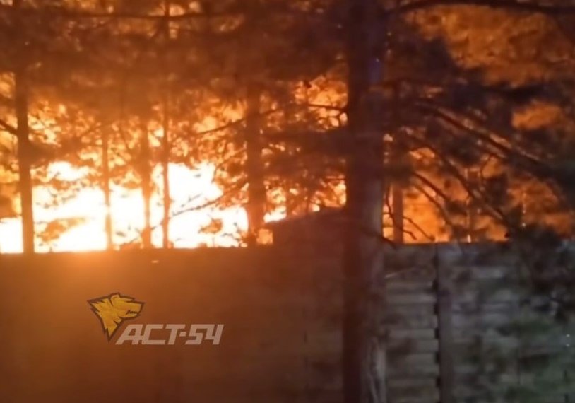 Пожар в доме с газовыми баллонами произошел в коттеджном поселке под Новосибирском