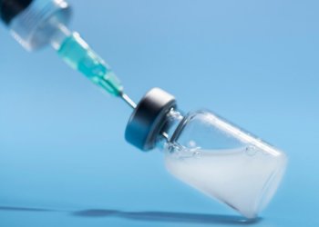 Новую вакцину от онкологии начнут применять в России в 2025 году