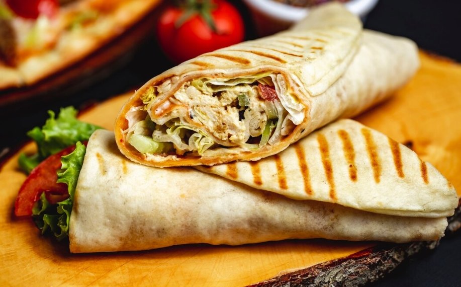 Москвич порвал рот большой шаурмой