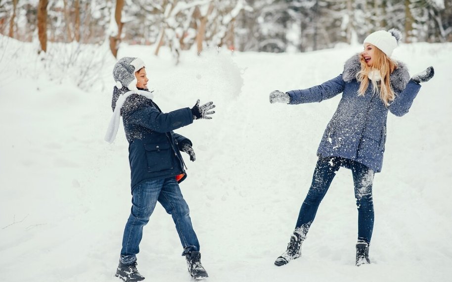 Школьница попала в больницу после игры в снежки в Москве