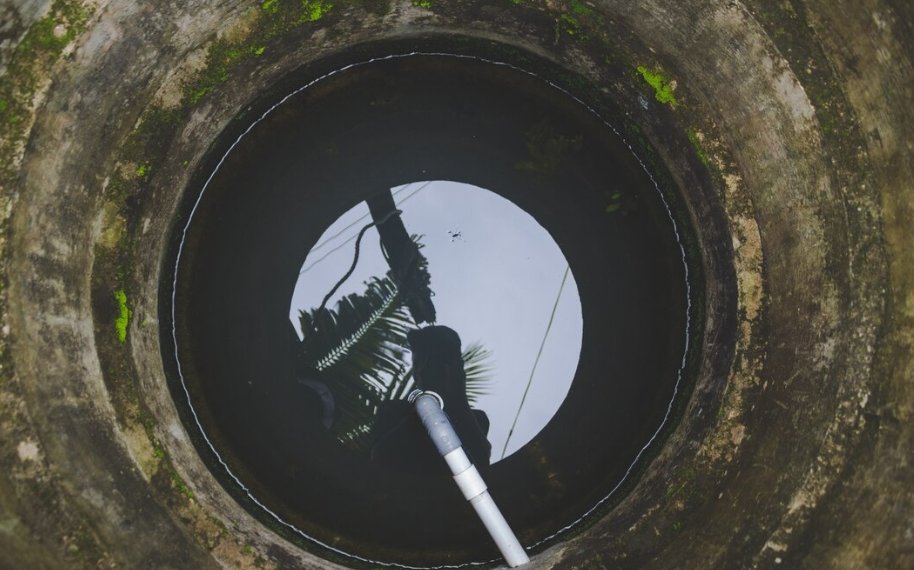 Пропавшего подростка нашли в яме с водой в Новосибирске