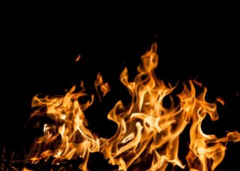 Житель Новосибирска поджег по пьяни рандомный автомобиль на парковке