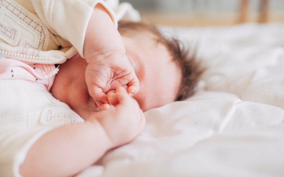 Пьяный отец в Барнауле случайно сломал руку четырехмесячной дочери