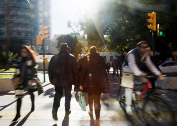 Запрет курения в движении поддержали 46% новосибирцев