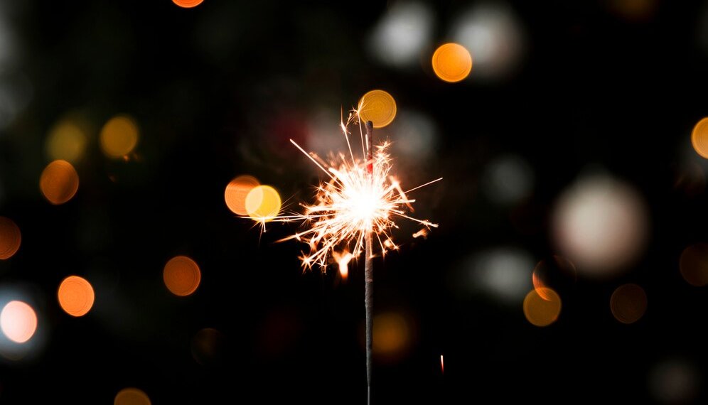 Чем опасны бенгальские огни — рассказал врач