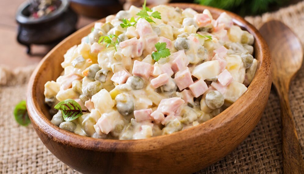 Как сделать Оливье полезнее — рассказала врач