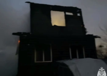 Частный дом с 5 машинами сгорел в Новосибирске на площади 200 кв м