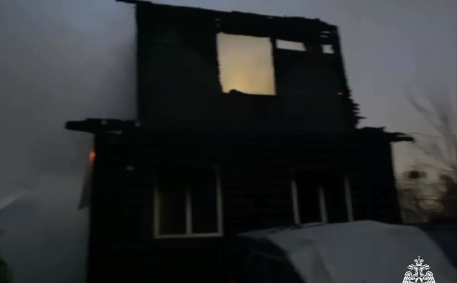 Частный дом с 5 машинами сгорел в Новосибирске на площади 200 кв м