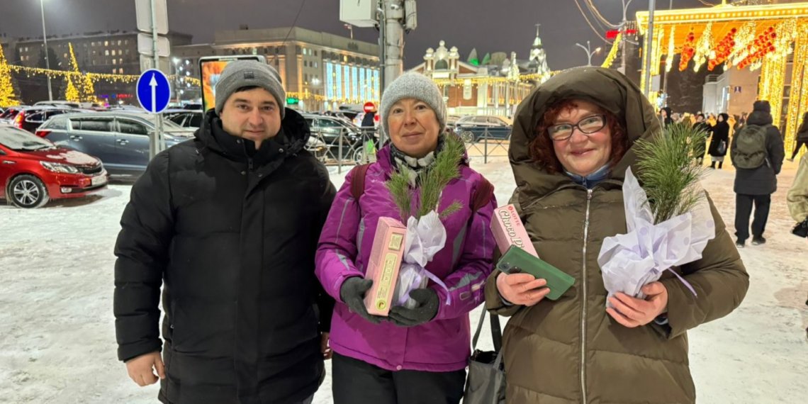 Эко-ёлки подарил новосибирцам депутат-коммунист Роман Яковлев