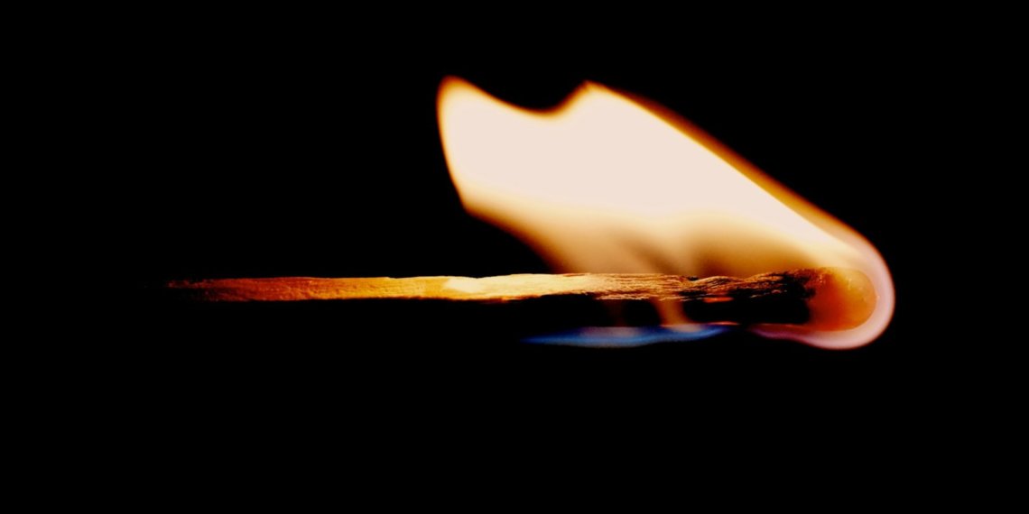 Жительница Новосибирска подожгла пиротехнику по указу мошенников