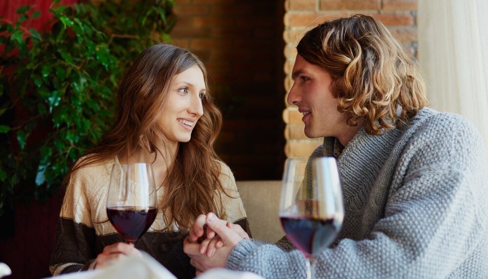 Опрос ВТБ: более половины россиян хотят знать доход своего партнера