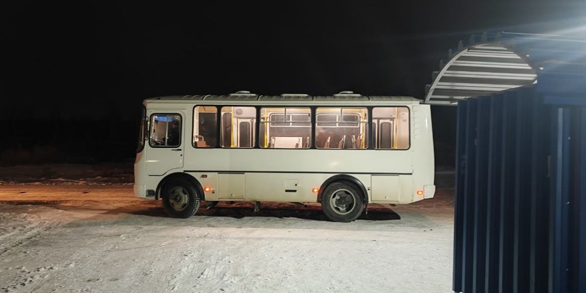 Девятилетний мальчик попал под колеса автобуса на остановке в Новосибирске