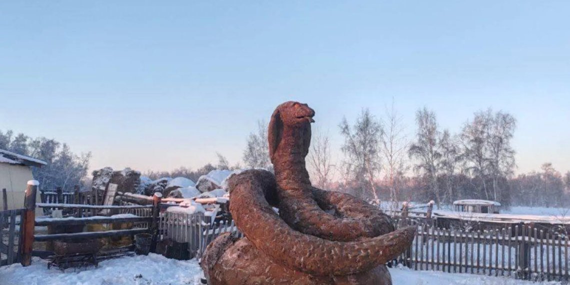В Якутии слепили символ года из коровьего навоза