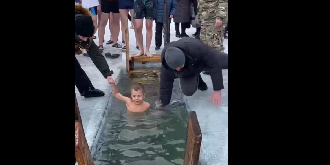 Сибиряк случайно упал в прорубь в Крещение: видео