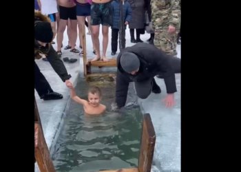 Сибиряк случайно упал в прорубь в Крещение: видео