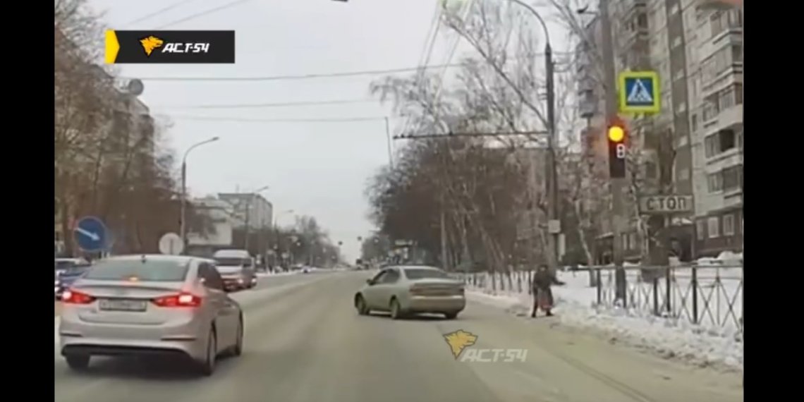 Водитель нарушил ПДД и чуть не сбил бабушку на пешеходном переходе в Новосибирске