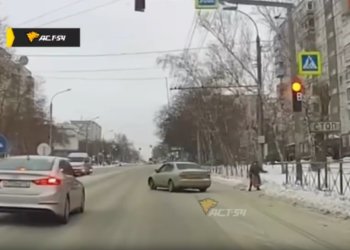 Водитель нарушил ПДД и чуть не сбил бабушку на пешеходном переходе в Новосибирске