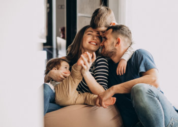 В Госдуме могут обязать компании показывать в рекламе многодетные семьи