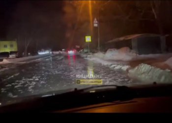 В Новосибирске возле школы на Затоне затопило улицу