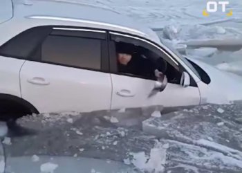 В России рыбак пытался вычерпнуть воду из тонущей машины миской
