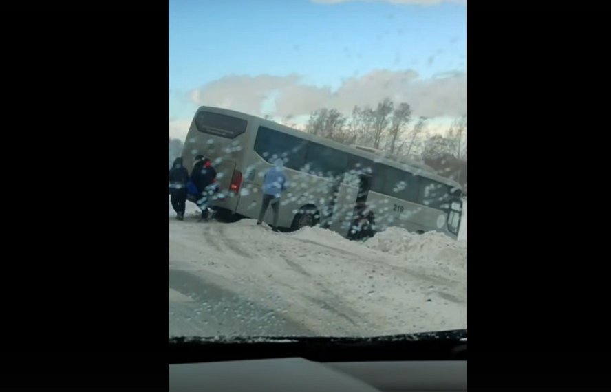 Автобус с 17 пассажирами улетел с трассы в кювет в Новосибирской области