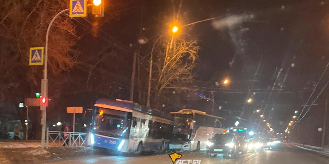 Водитель автобуса въехал в троллейбус в Новосибирске