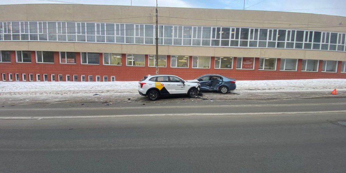 Двое пострадали в ДТП c такси и Kia на Добролюбова в Новосибирске