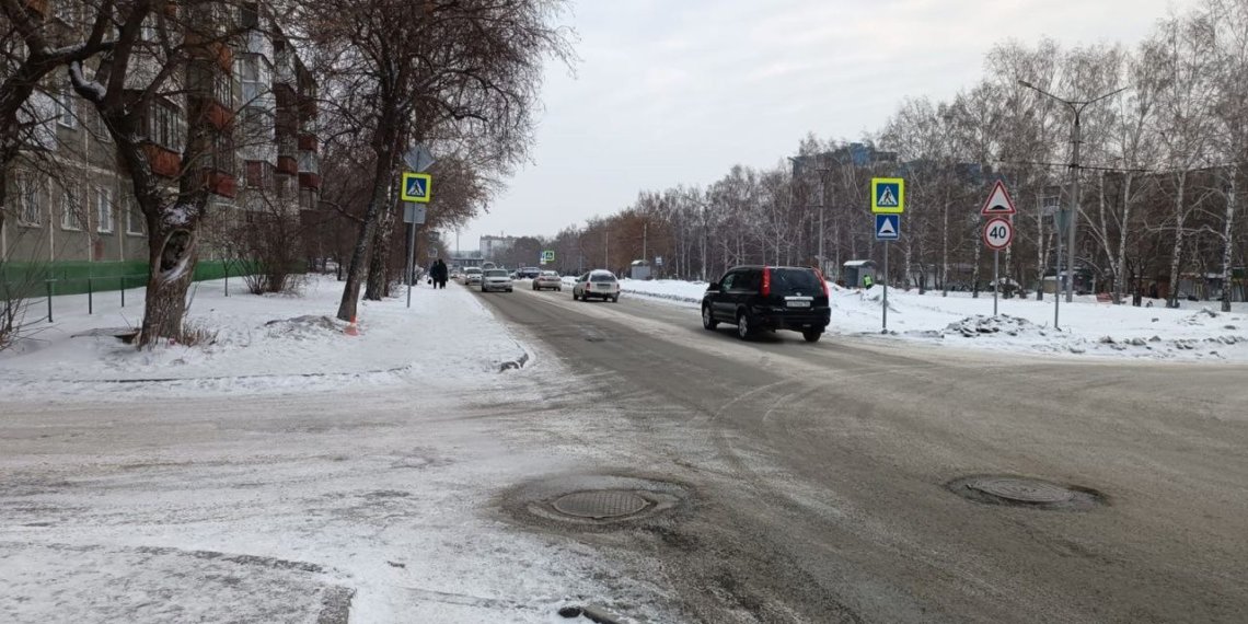 Водитель Mercedes сбил двух школьниц на тротуаре в Новосибирске