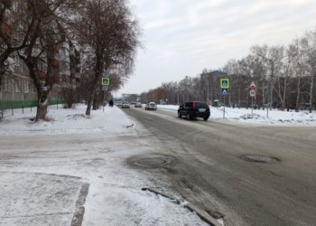 Водитель Mercedes сбил двух школьниц на тротуаре в Новосибирске