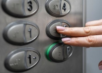 Срок службы устаревших лифтов продлили на пять лет в РФ