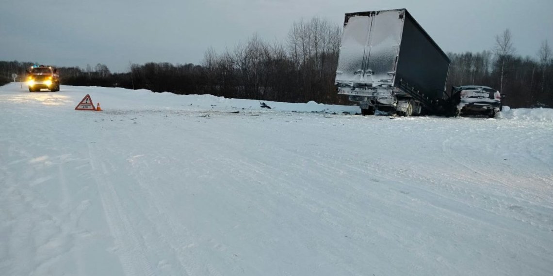 Водитель легковушки лишился жизни после ДТП с фургоном под Новосибирском