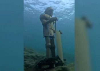 Со дна Байкала подняли статую рыцаря по требованию прокуратуры