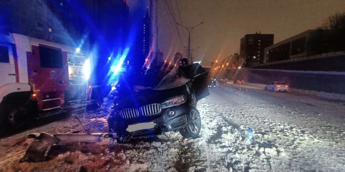 18-летний водитель BMW X5 протаранил бордюр на Ипподромской, есть погибшие