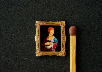 Шедевр в микромире: новосибирец создал миниатюрную копию картины «Дамы с горностаем»