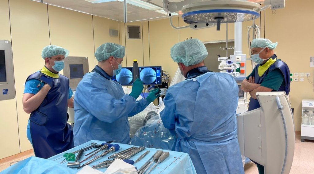 Новосибирские нейрохирурги исцелили женщину с онемением ног