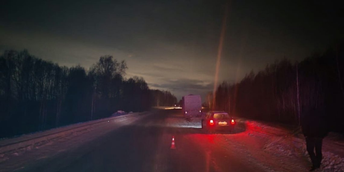 Под Новосибирском водитель легковушки насмерть разбился при столкновении с грузовиком
